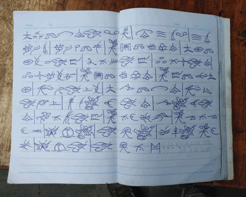 Transcriçom de umha cançom naxi no sistema de escrita dongba, tirada do quaderno de umha estudante naxi, em julho de 2018.