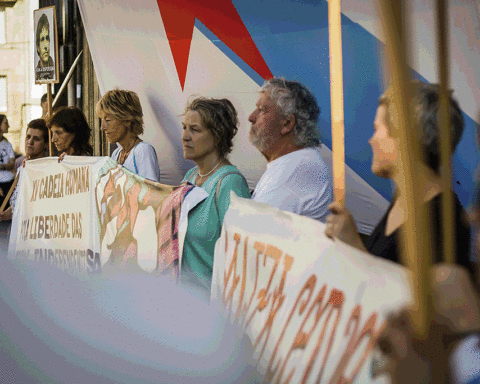 Imagem de umha cadeia humana solidária com os presos independentistas galegos.