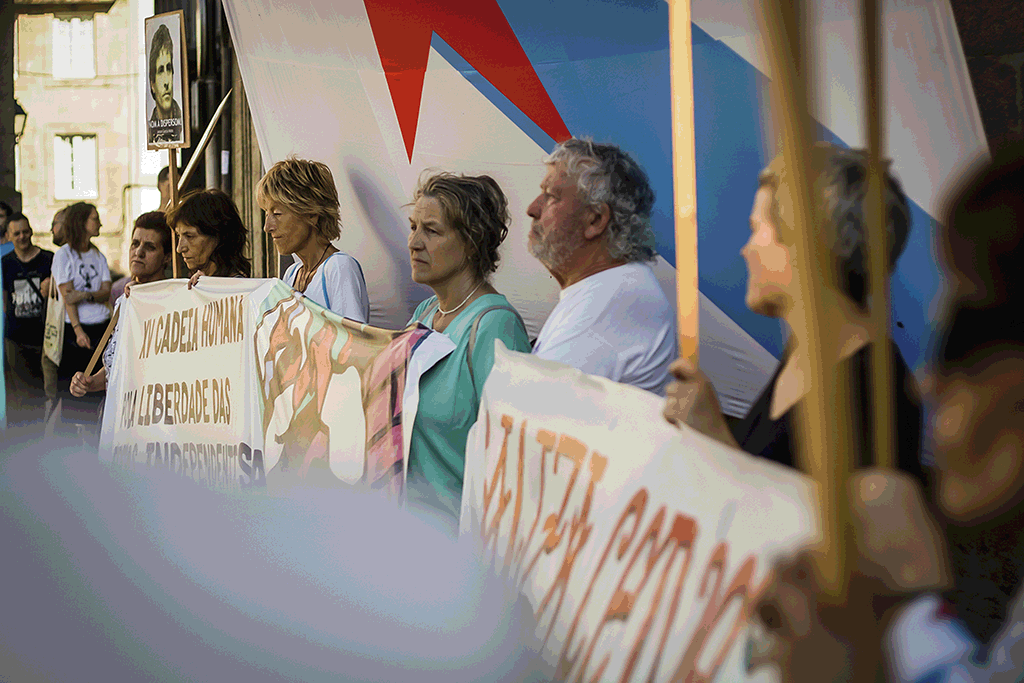 Imagem de umha cadeia humana solidária com os presos independentistas galegos.