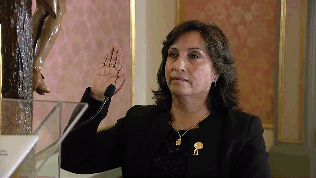 Imagem da presidenta de Peru, Dina Boluarte, durante a sua tomada de posse.