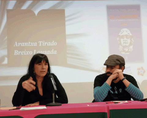 Arantxa Tirado durante a apresentaçom do seu trabalho sobre o lawfare em Vigo.