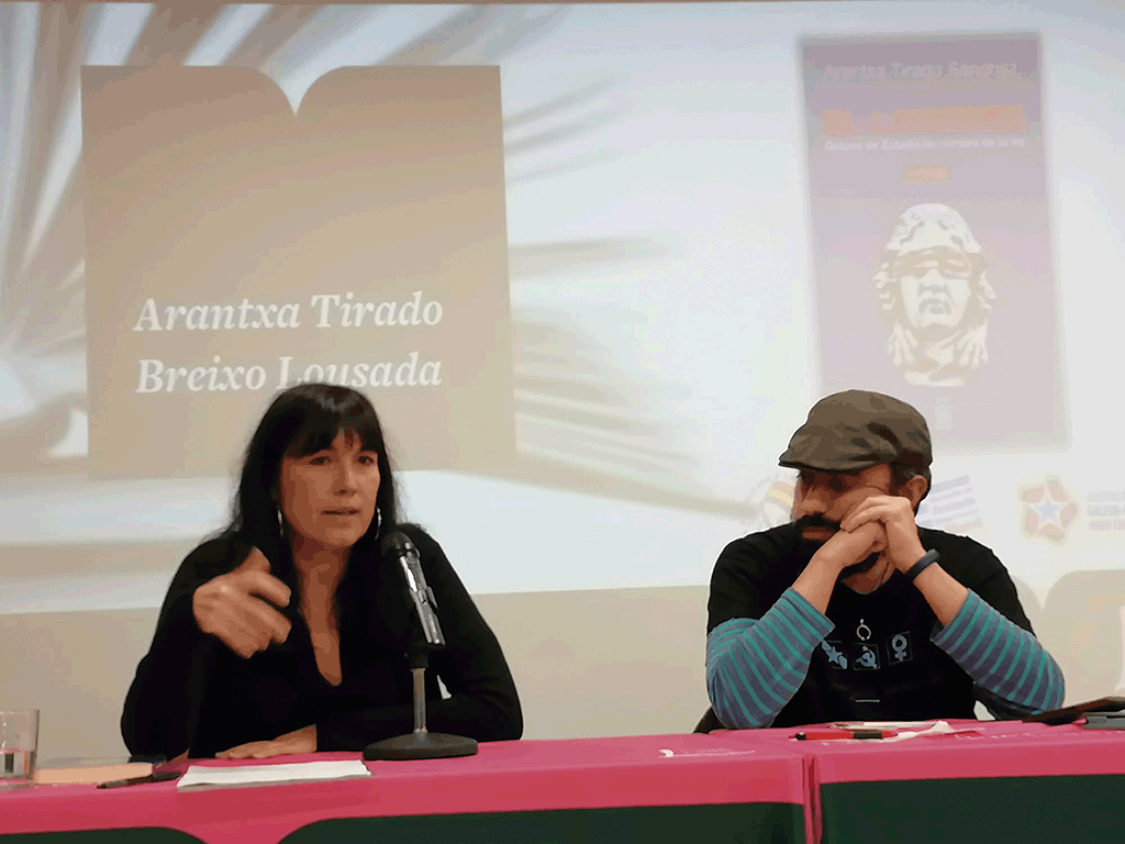 Arantxa Tirado durante a apresentaçom do seu trabalho sobre o lawfare em Vigo.