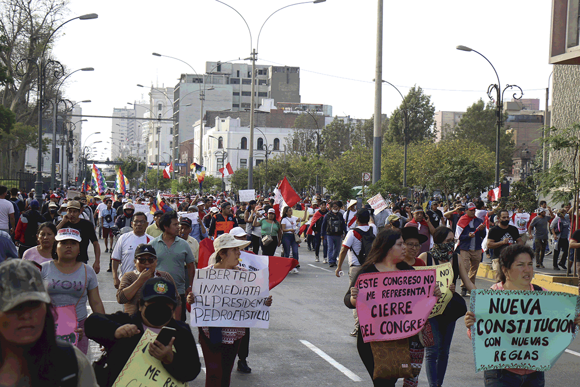 Manifestantes reclamam a liberdade de Pedro Castillo no centro da cidade de Lima. 