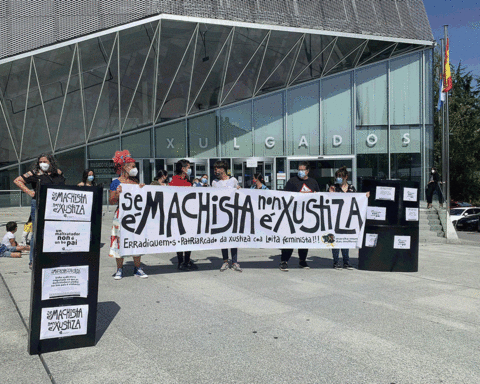 Grupo de mulheres diante do julgado de Ourense com umha faixa que di "Se é machista nom é justiça".