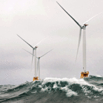 Moinhos de energia eólica no mar.