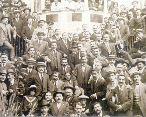 Imagem de Manuel Murguia acompanhado de dúzias de homens durante o seu 80 aniversário em 1913.