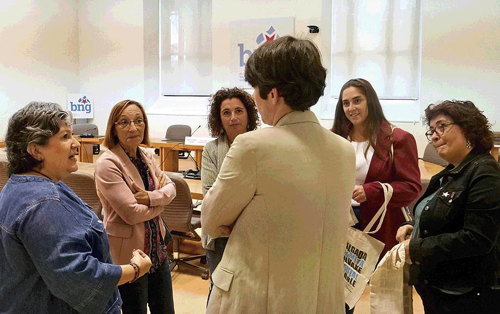 A Junta Diretiva de 'Mulleres Salgadas' no Parlamento com Ana Pontón e as deputadas Rosana Pérez e Carmela González, do BNG. | mulleres salgadas