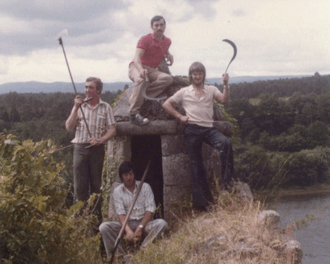 Foto de 1978. Quatro militantes da SCD Condado, com fouzinhos e sachos na mao, estám apoiados numha garita arrodeada de erva, durante umhas jornadas de limpeza das muralhas acarom do rio Minho.