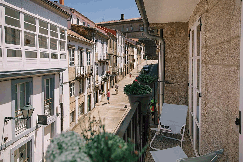 Vistas desde um apartamento turístico no casco velho de Compostela.