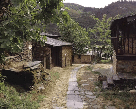 Caminho e casas de pedra, com teito de lousa, da aldeia de Froxám, no Courel.